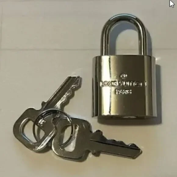 Silver Louis Vuitton lock-n-key set with unbranded 18" silver plated chain. - Picture 5 of 5